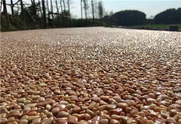 如何區(qū)分露骨料透水混凝土和膠粘石透水地坪？